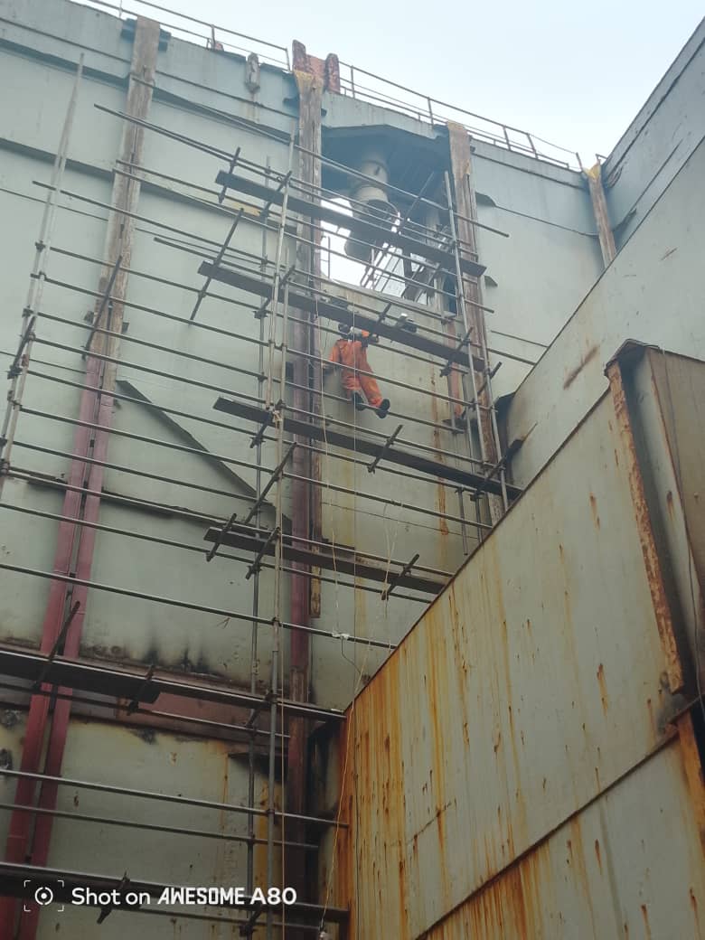 Industrial vessel scaffold worker