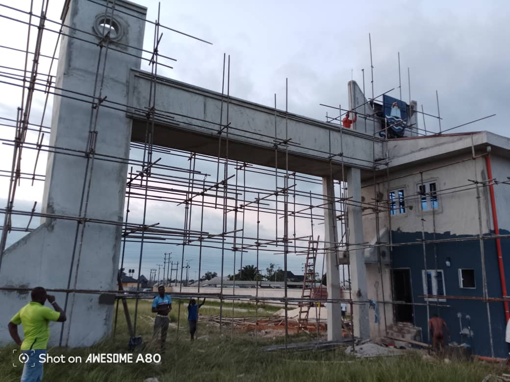 Entrance gate monument scaffold